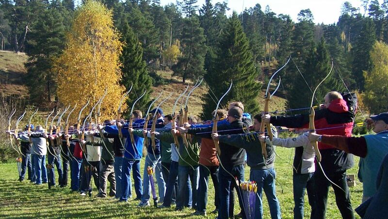 TeamBuilding - Intuitives Bogenschießen - Gruppe mit Pfeil und Bogen