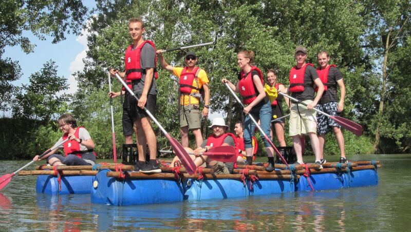 TeamBuilding - Floßbauen und Floßfahren - In Teams auf dem Neckar mit den selbstgebauten Flößen fahren