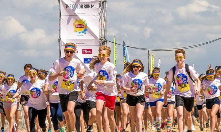 TeamEvent - Trocoloco AdventureRun - Läufer beim Start des Hindernislaufs