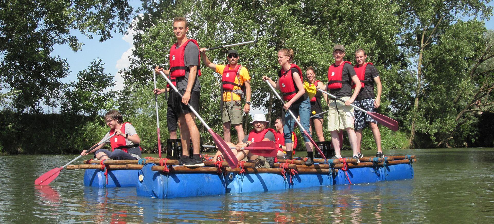 TeamBuilding - Floßbauen und Floßfahren - In Teams auf dem Neckar mit den selbstgebauten Flößen fahren